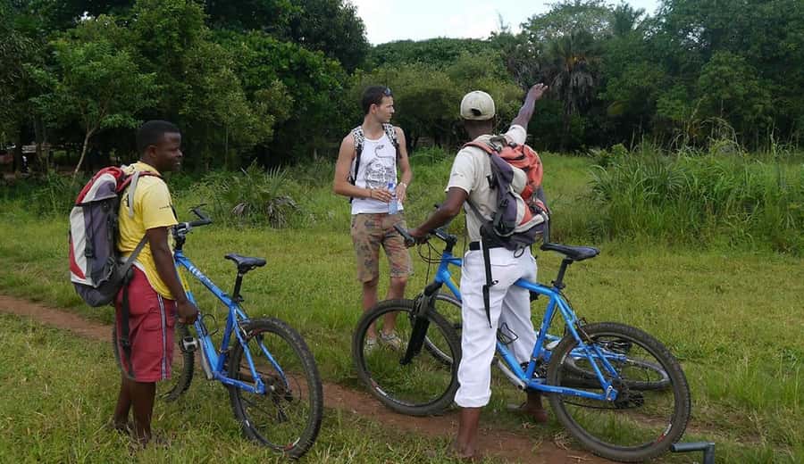 Diani Beach: Village tour on a bike with hotel pick-up - Meeting the traditional herbalist