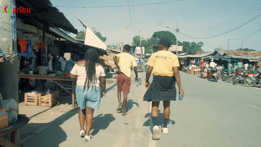 Diani Beach: Village tour on a bike with hotel pick-up - How the guides shape the day