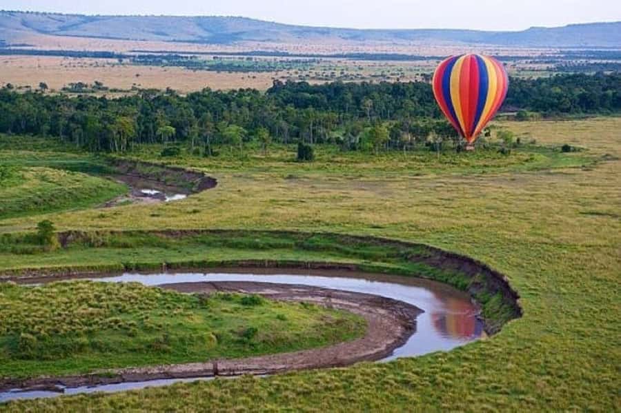 Hot Air Balloon in Mara - Landing safely in the bush