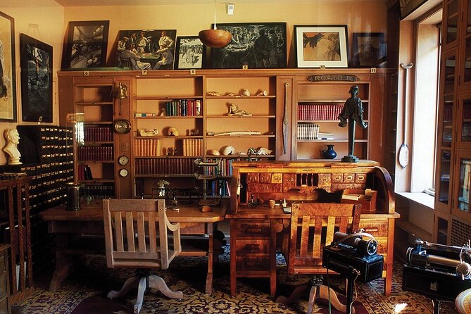 Karen Blixen Museum & Giraffe Centre Half day tour - What the guides add on the road