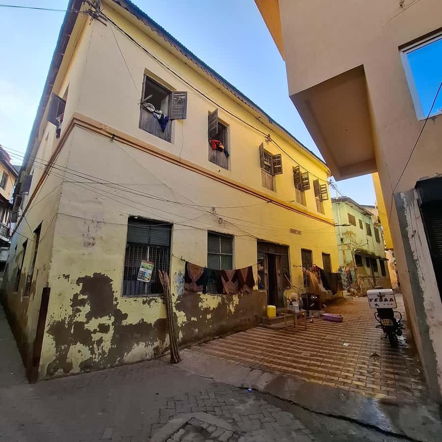 MOMBASA:FortJesus,OldTown,SpiceMarket, Shiva Temple DayTour. - Old Town’s narrow lanes and layered communities