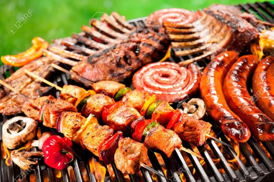 Nairobi: Cabaret Show with Dinner at Safari Park Hotel - Dinner with local music from 7 to 9 p.m.