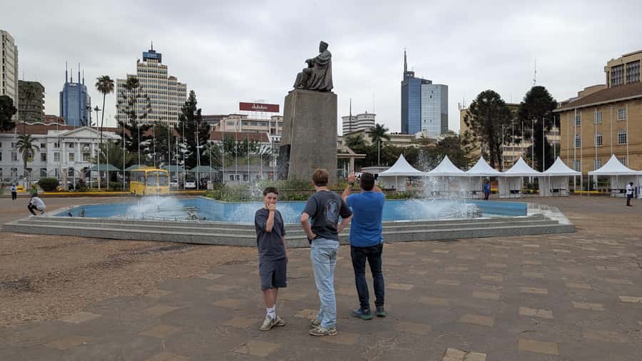 Nairobi City: Walking tour with Lifestyle and History. - City Market: shopping with useful help