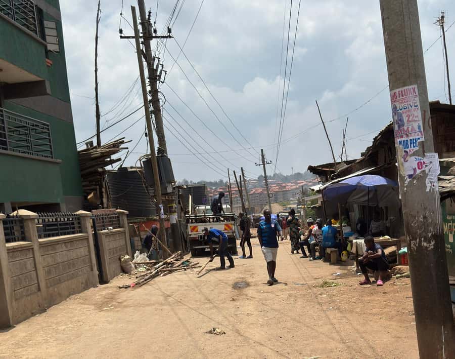 Nairobi: Explore Kibera Slum with Local Guides - The fixed-price curio shop