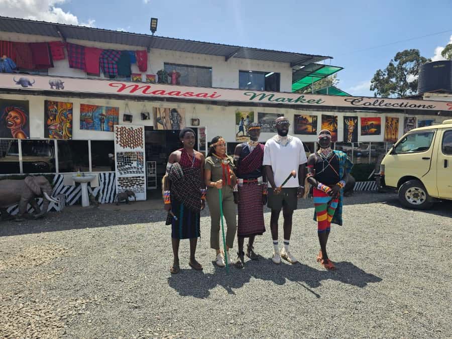 Nairobi: Hop on Hop off and Maasai market Collections Visit - Seeing Kibera from the vehicle