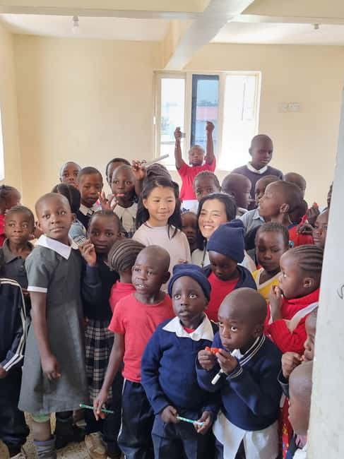 Nairobi: Volunteering with Orphans and Vulnerable Children - Walking through the community and school programs