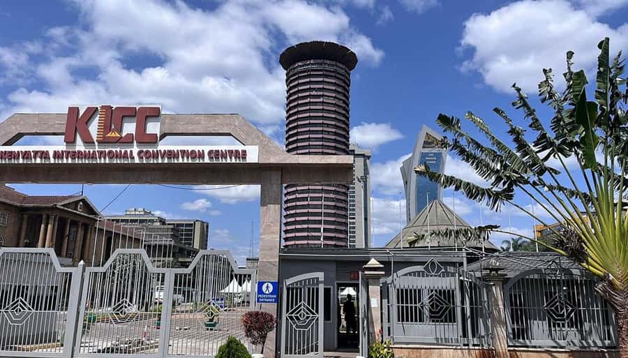 Nairobi Walking Tour, GiraffeCentre & Souvenir Shopping Tour - Two hours on foot around central Nairobi